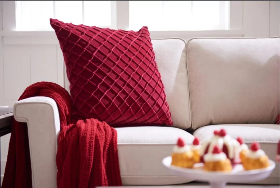 The Rules of Throw Pillows, According to Experts